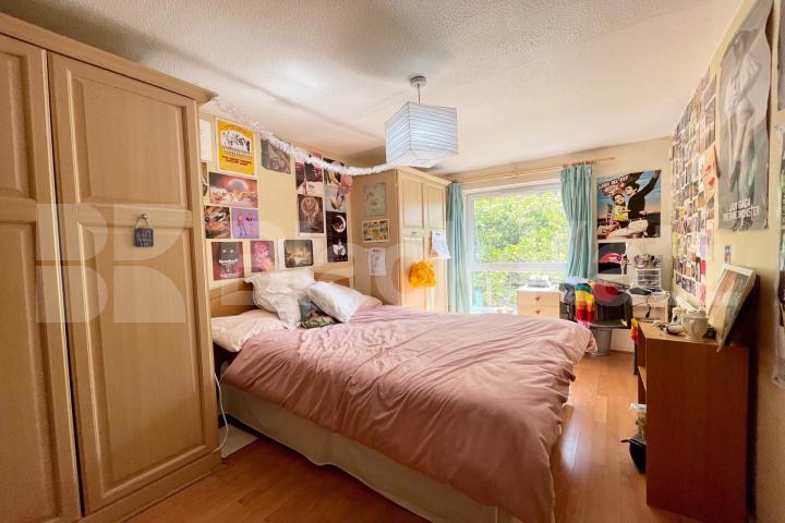 Arranged over two floors Mid-Century development with garden  Potier Street, Borough / London Bridge